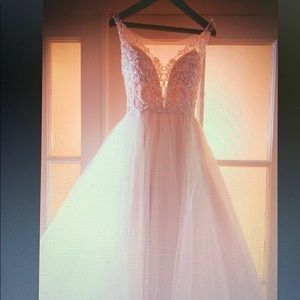 Breath taking wedding dress worn once